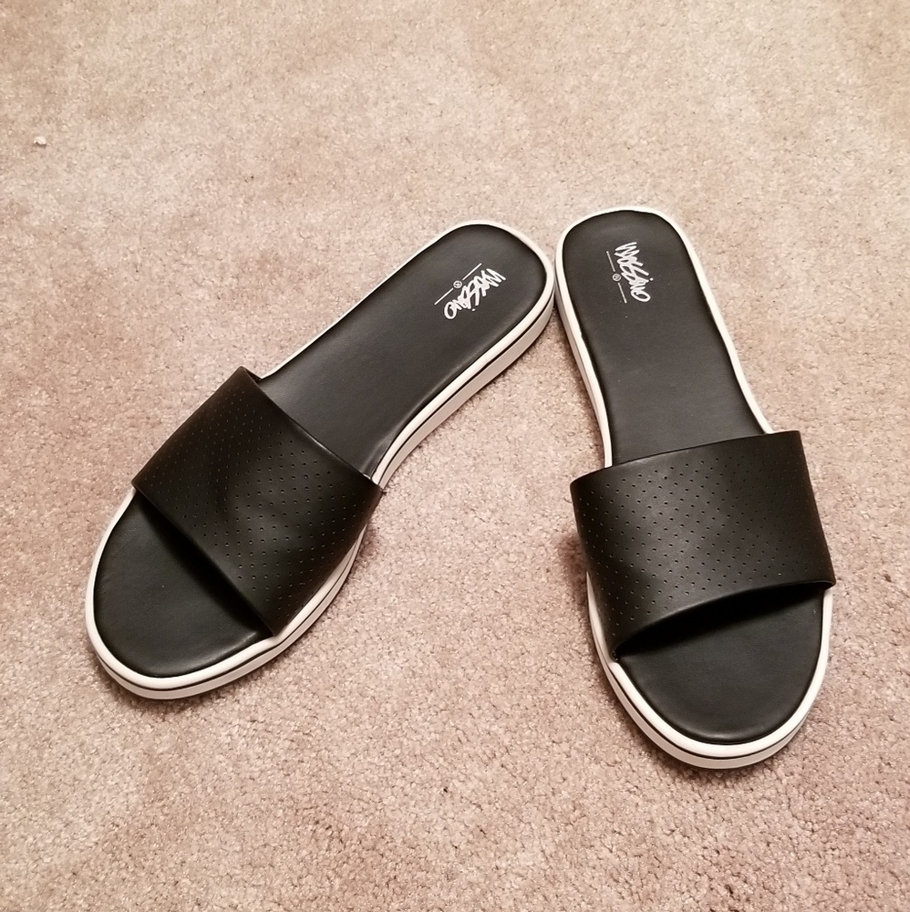 Womens Mossimo slip ons